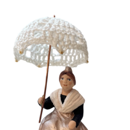 Arlésienne assise avec son ombrelle